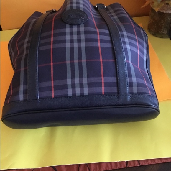 Burberry shoulder bag in excellent use condition 14x14 - Picture 7 of 11